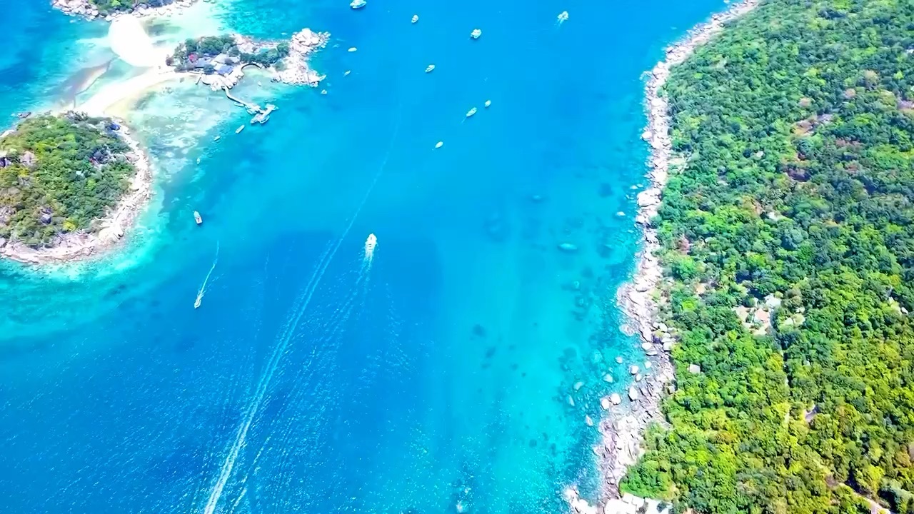 Vue aérienne par drone des îles de Koh Tao et d'un bateau en mer
