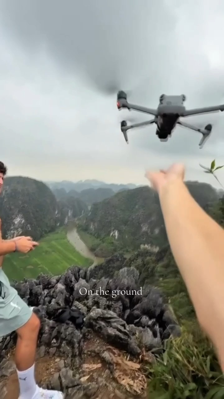Drone décollant au-dessus des reliefs de Ninh Bình
