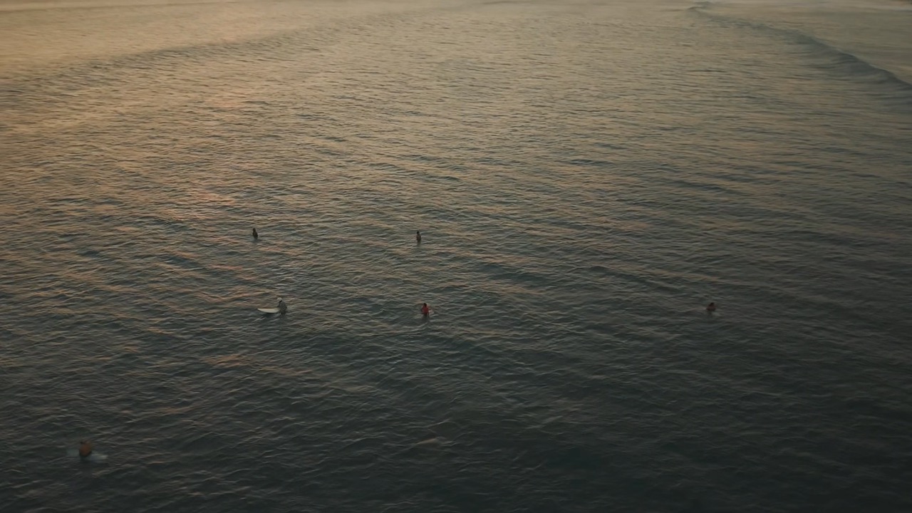 Surfeurs au coucher du soleil à Bali