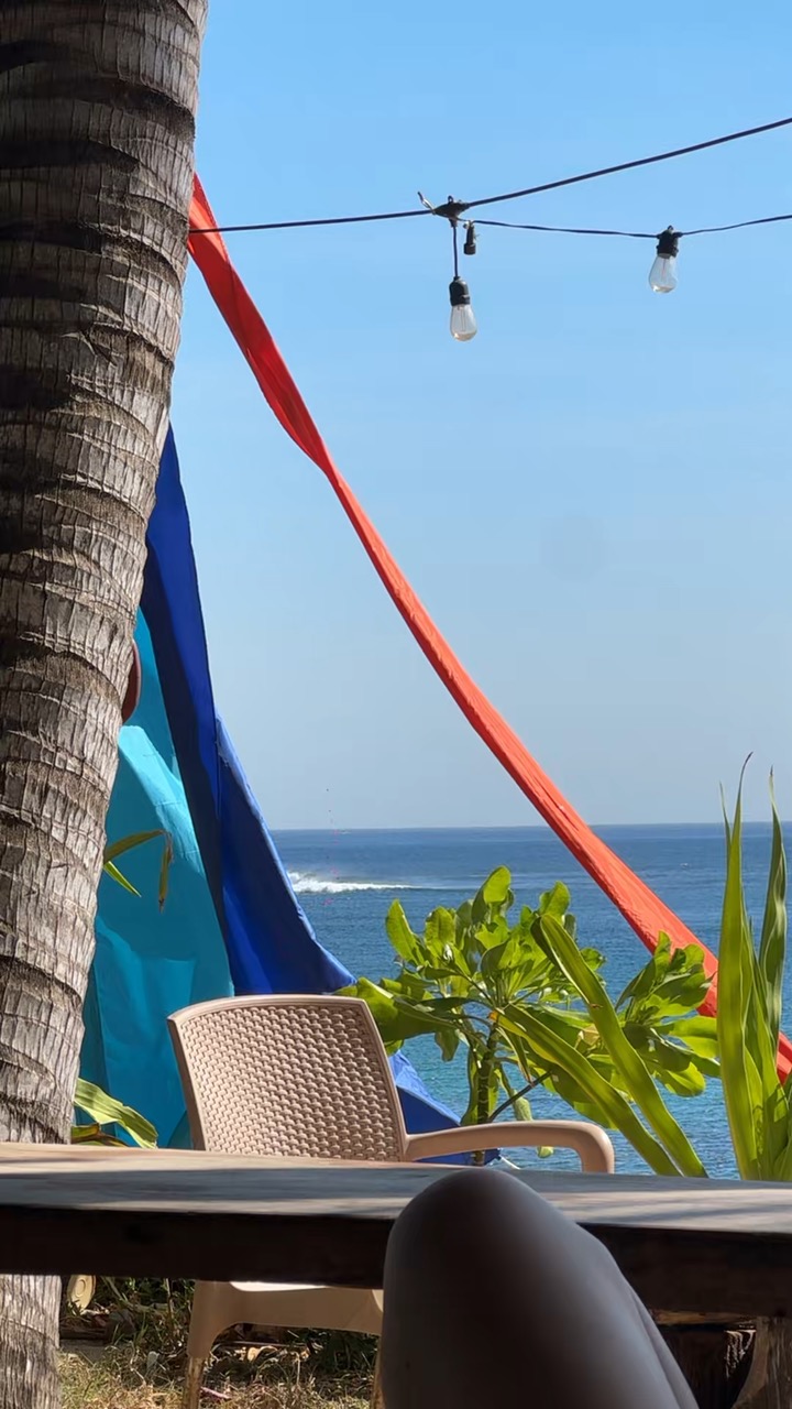 Bar de plage et bord de mer sous les palmiers en Indonésie