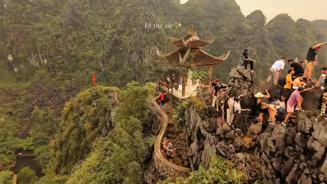 Reliefs karstiques et rizières de Ninh Bình filmés par drone