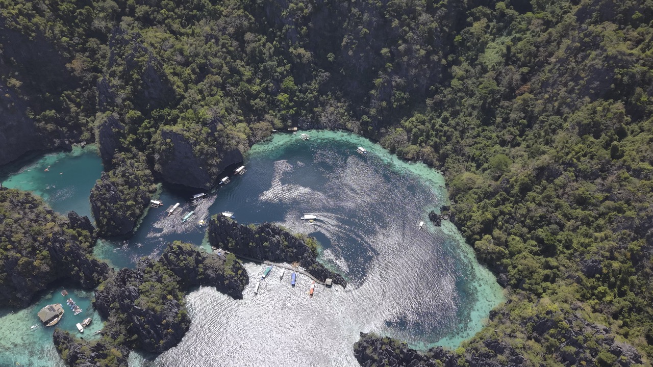 Lagons turquoise et falaises de Coron filmés par drone