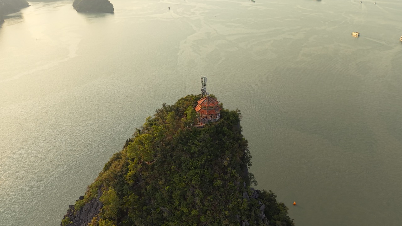 Pitons rocheux et bateaux de la baie d'Ha Long vus du ciel