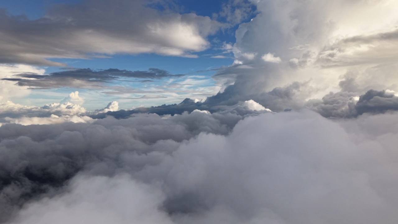 Mer de nuages filmée par drone au lever du jour à Bali