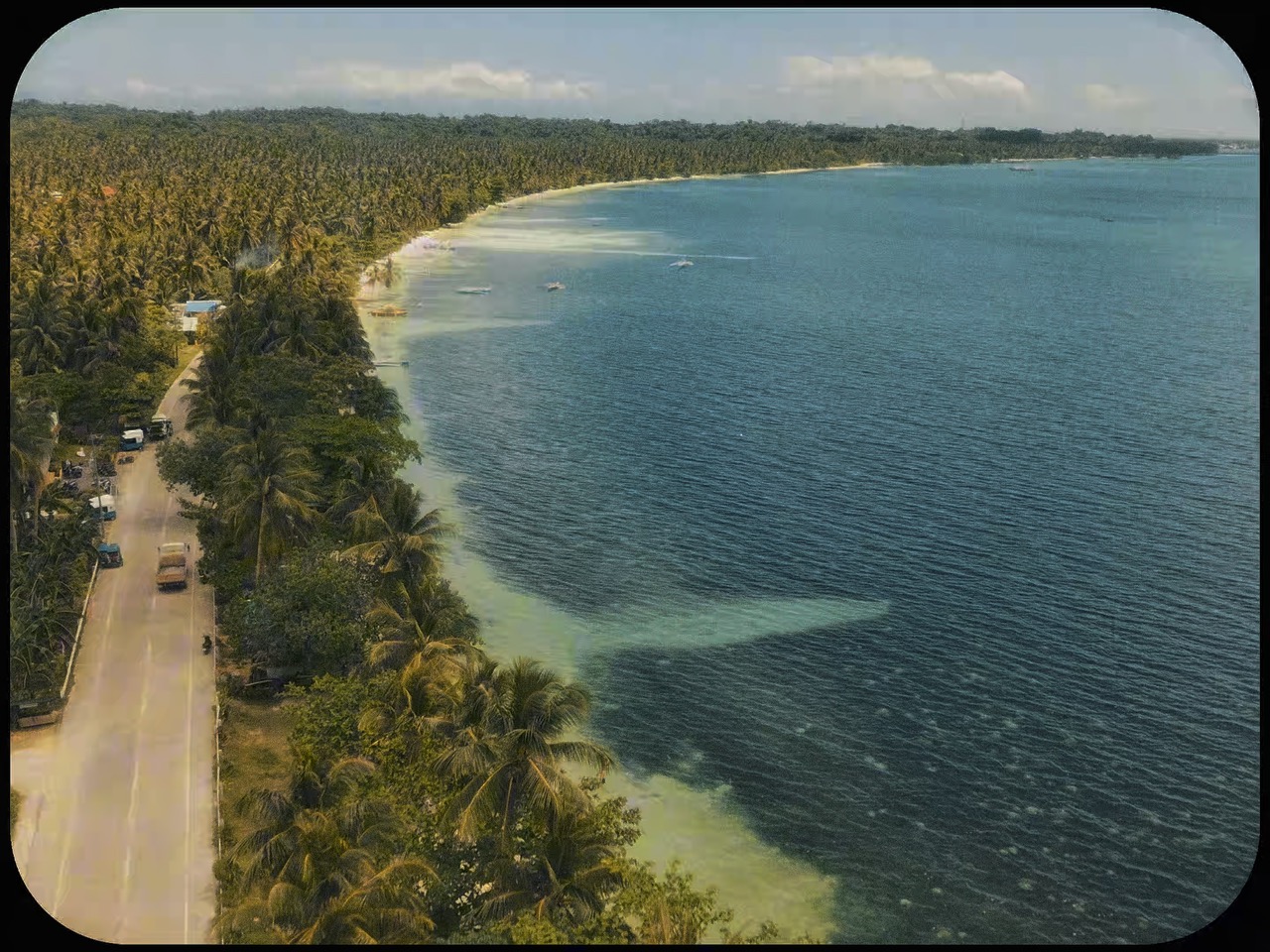 Montage de voyage à Siargao : mer, palmiers, routes et soirées