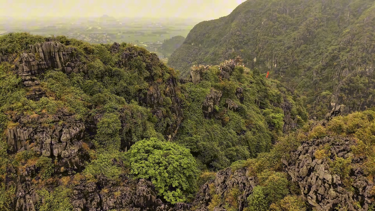 Montée et panorama sur les reliefs de Ninh Bình