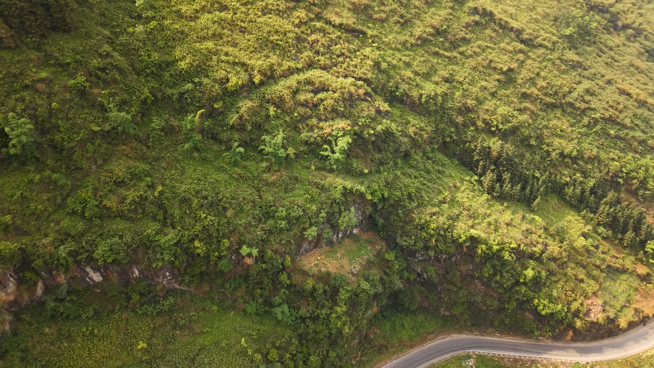 Vallée et route en lacets de Hà Giang filmées par drone