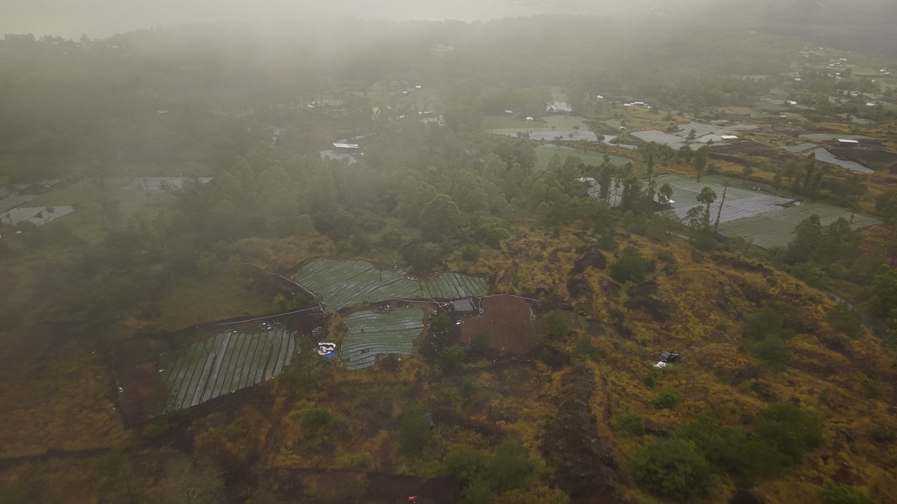 Village dans la brume filmé par drone à Bali
