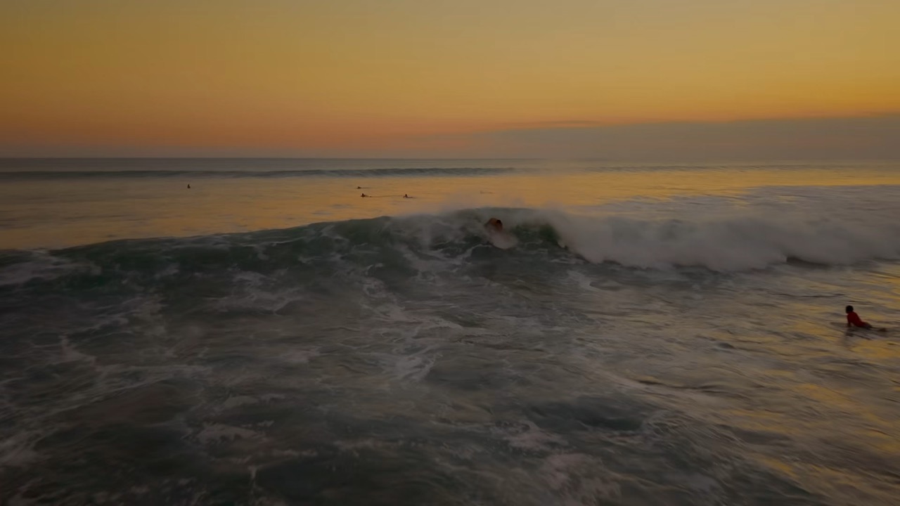 Vagues au coucher du soleil à Bali
