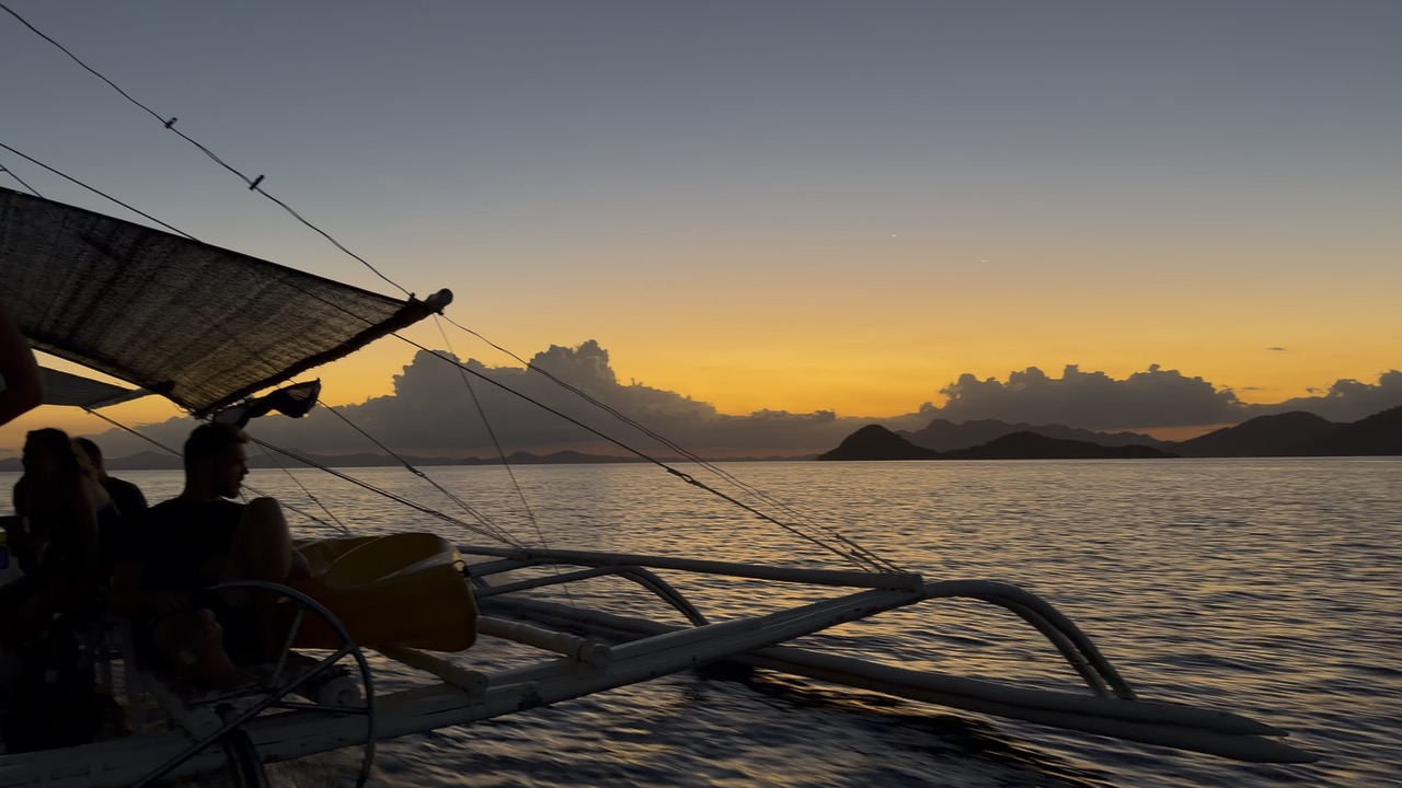 Bateau traditionnel en silhouette au coucher du soleil