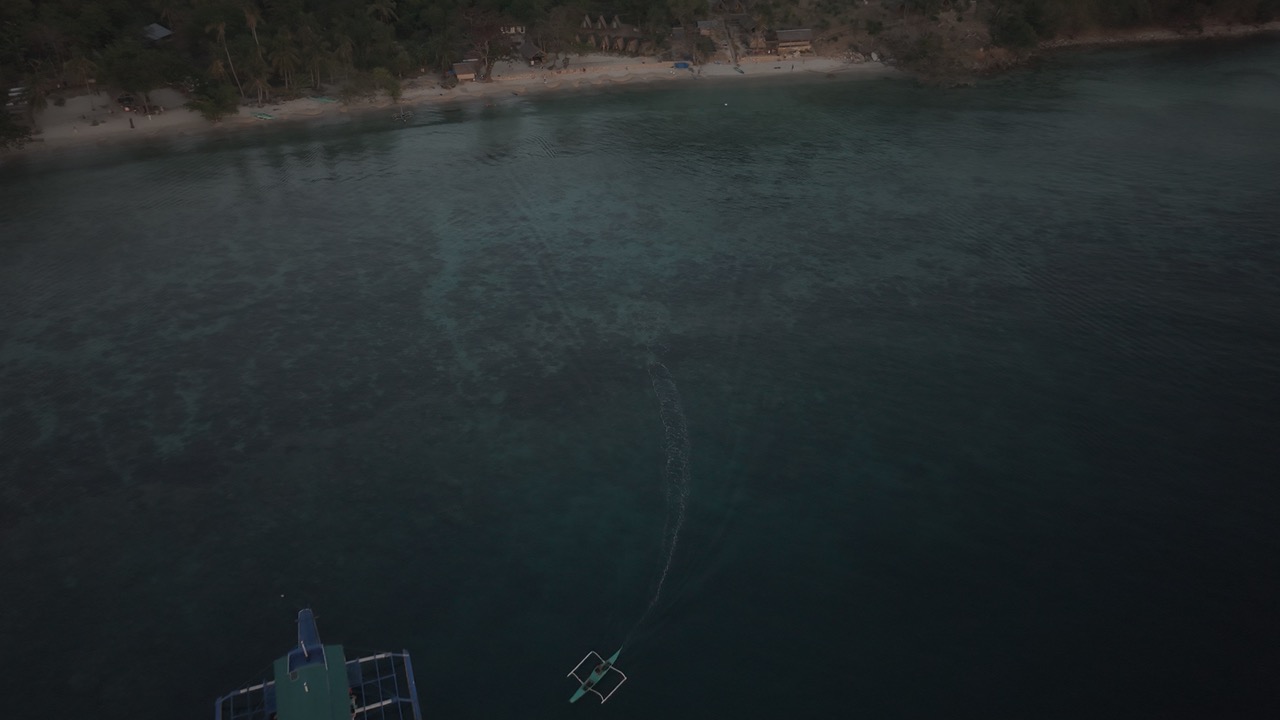 Bateaux au mouillage filmés par drone au crépuscule