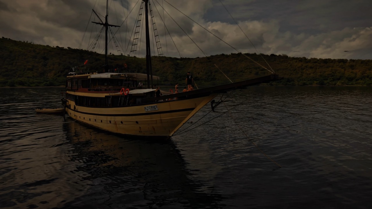 Voilier traditionnel au mouillage dans une baie